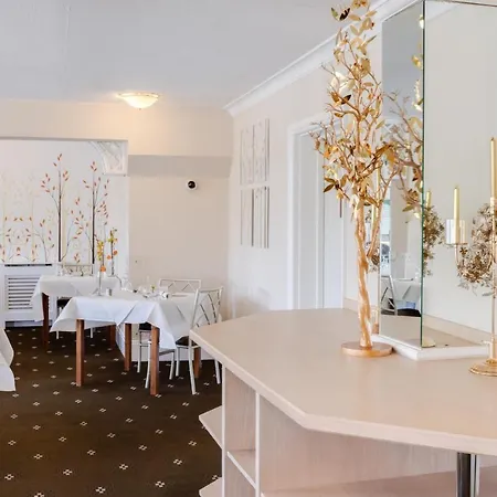 Park Manor Hotell 2*
